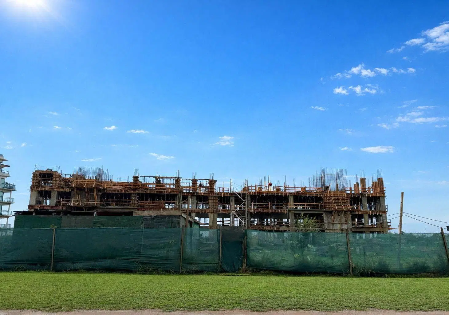Venta departamento dos ambientes moderno en construcción con vista a laguna- Terralagos 2