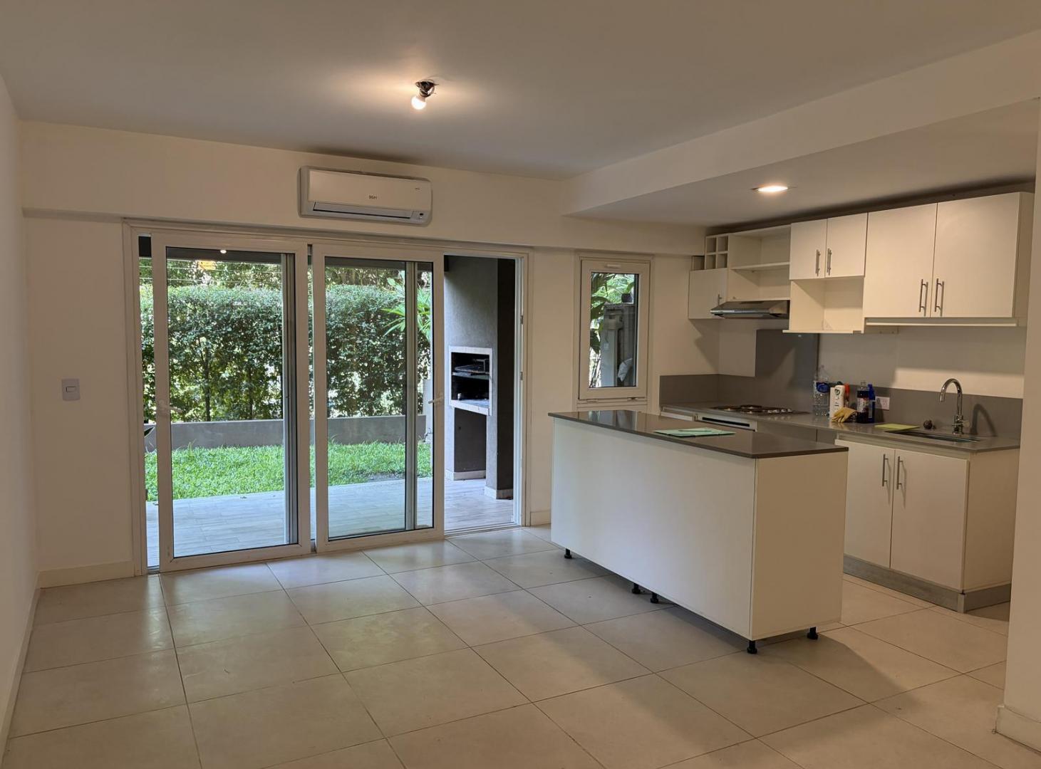 Foto de Lindisimo departamento con jardin de 2 ambientes en Pasionaria Martínez, imagen 2