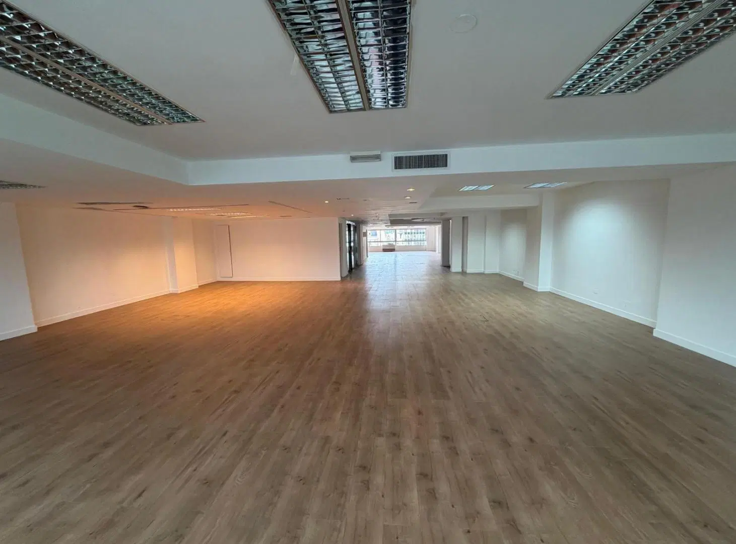 Oficinas con cochera en Venta - Retiro 5