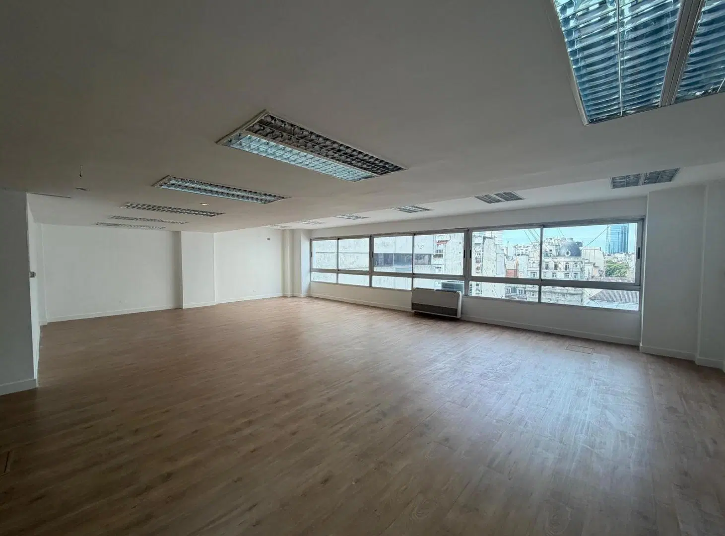 Oficinas con cochera en Venta - Retiro 3