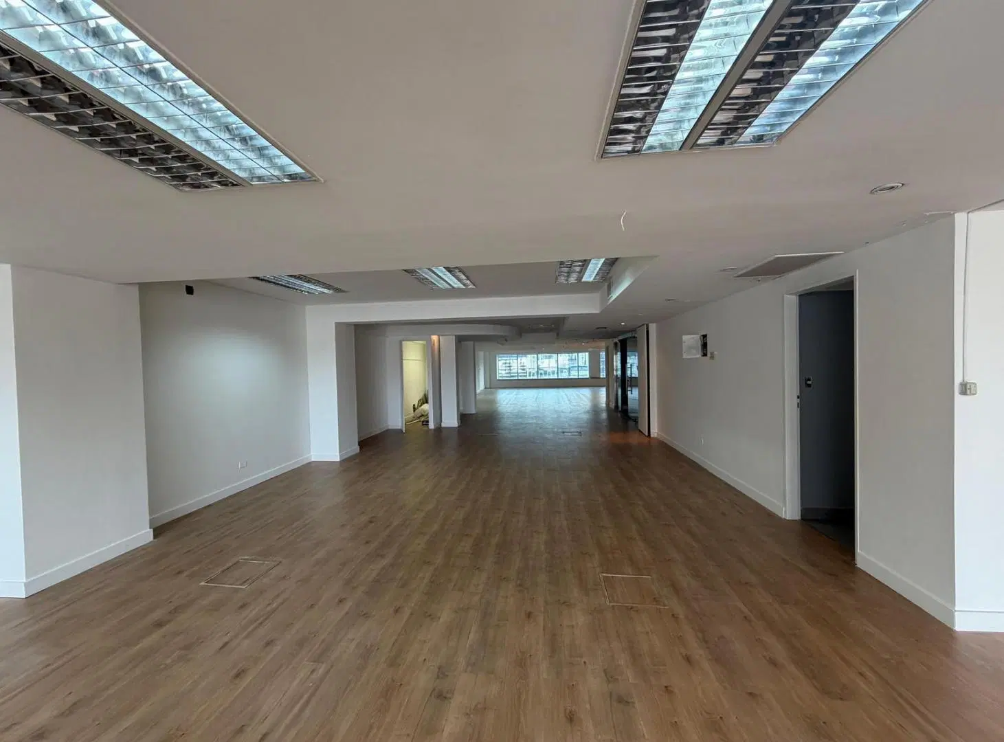 Oficinas con cochera en Venta - Retiro 4