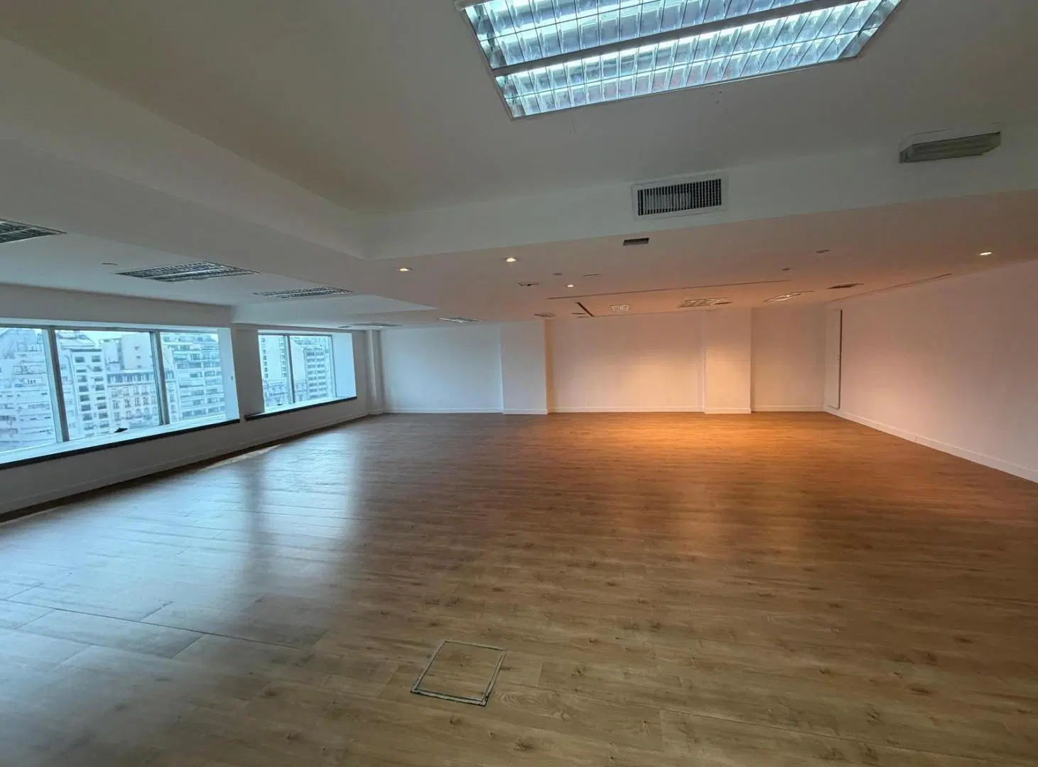 Oficinas con cochera en Venta - Retiro 8