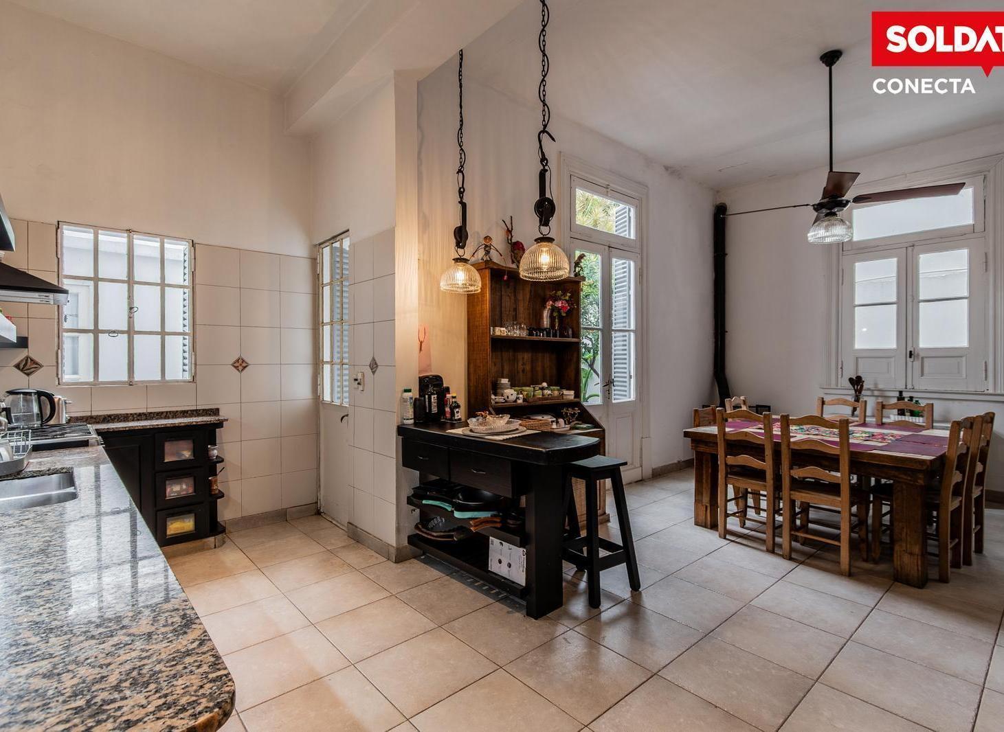 Foto de Casa de 5 ambientes refaccionada con Jardín, Cochera, Terraza y, imagen 1