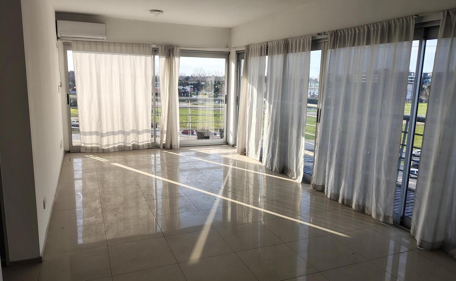 Foto de Departamento 2 ambientes - Baño completo - Balcón - Cochera - seguridad, imagen 1