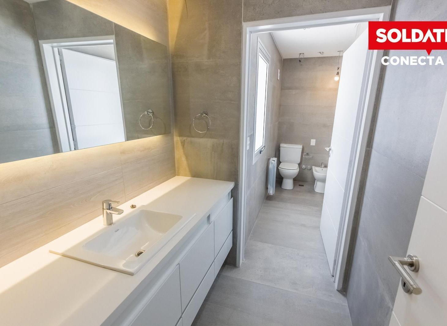 Foto de Departamento en venta de 4 ambientes balcón, doble cochera cub y, imagen 2