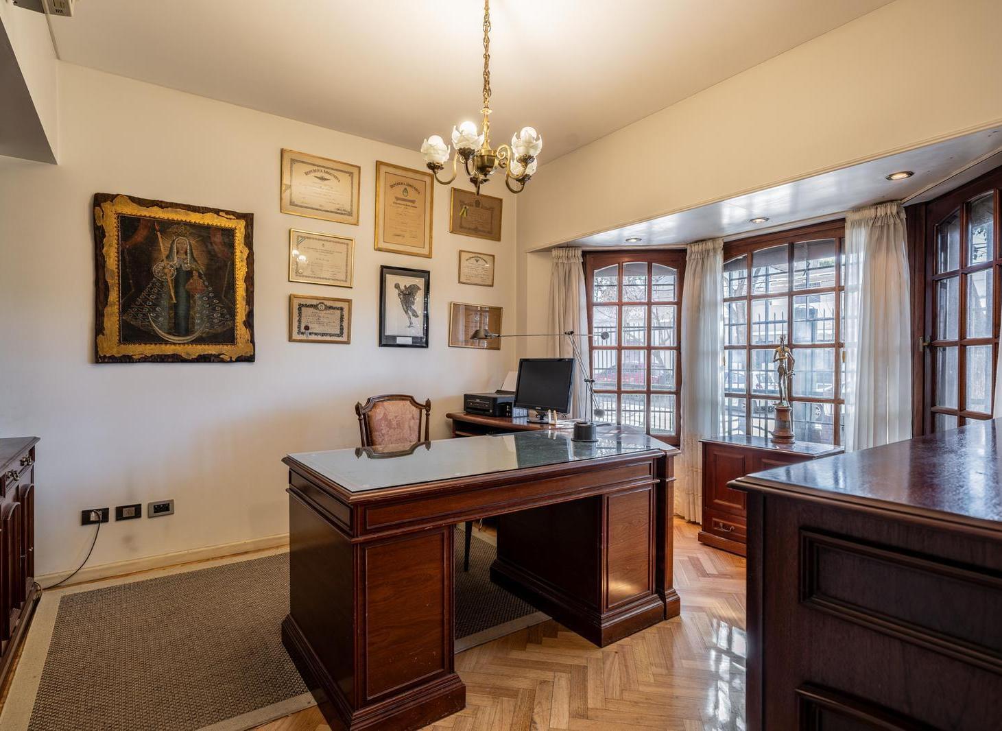 Foto de Venta Casa Florida Vicente Lopez 4 dormitorios escritorio jardín pileta, imagen 2