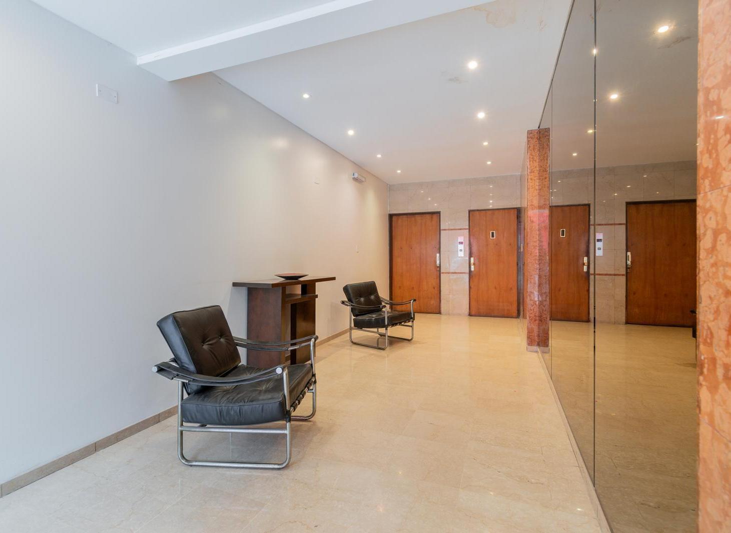 Foto de Departamento 4 ambientes más dependencia en venta con patios y baulera, imagen 2