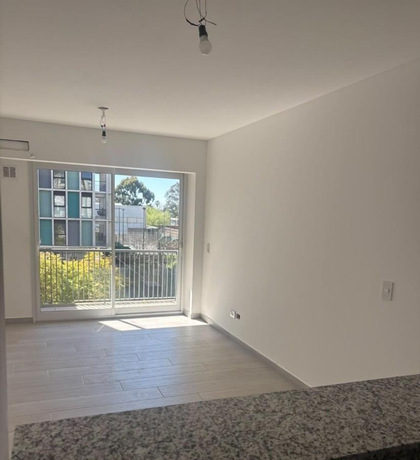 Foto de Departamento en alquier de 2 ambientes en Olivos con cochera y balcón, imagen 1