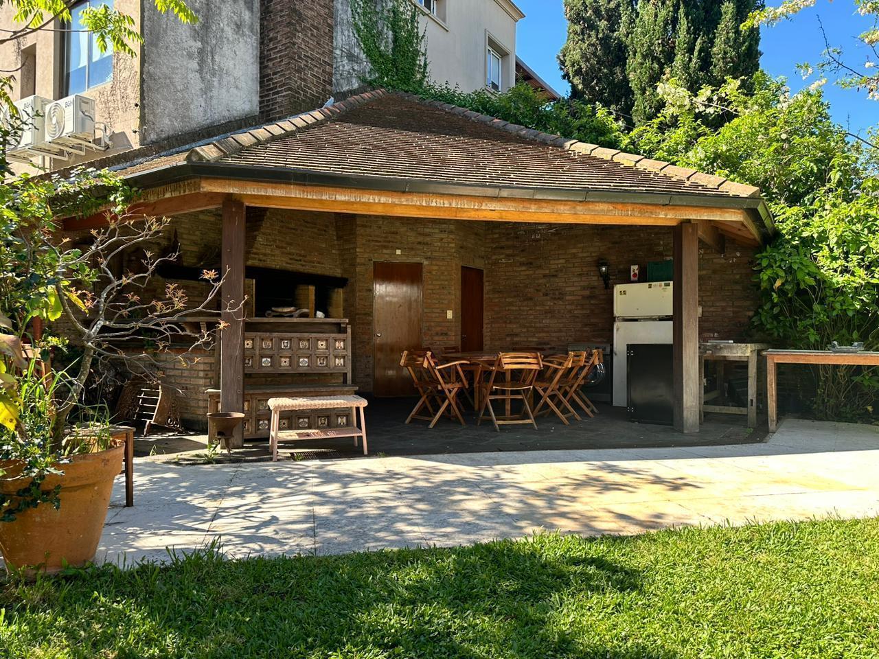 Foto de Chalet de 434m² en Venta - Sobre lote de 1.224 m² con pileta y quincho, imagen 3