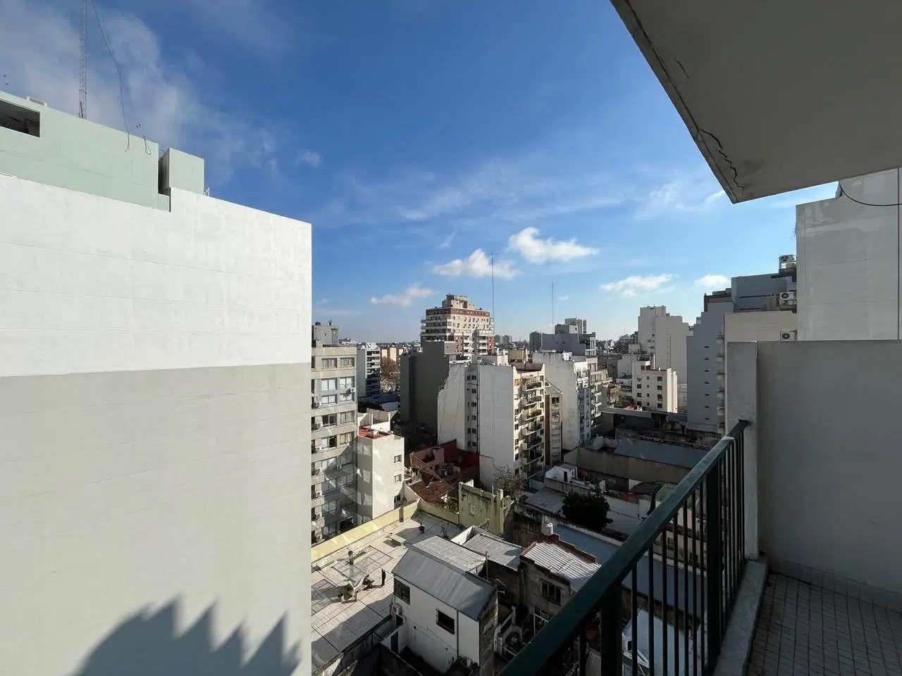 Núñez – Monoambiente apto profesional en piso alto con balcón y bajas expensas sobre Av. Cabildo 4