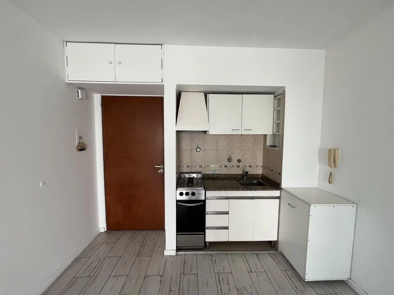 Núñez – Monoambiente apto profesional en piso alto con balcón y bajas expensas sobre Av. Cabildo 8
