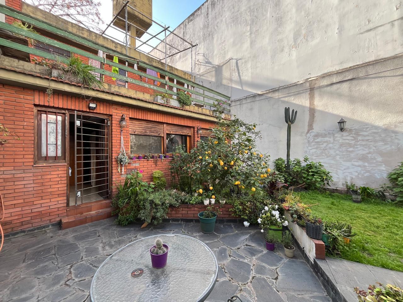 Foto de Villa Urquiza – Casa de 2 plantas con lote propio, jardín y quincho, imagen 2