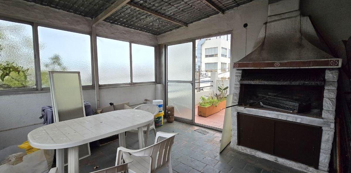 Casa en esquina 3 ambientes con terraza y garaje en Acassuso 3600, Olivos