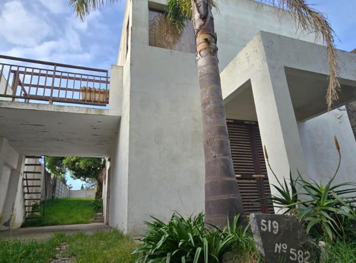 VENTA BUENA CASA CON PARRILLA Y COCHERA A CINCO CUADRAS DEL MAR EN QUEQUÉN 3