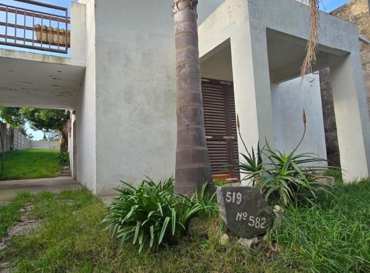 VENTA BUENA CASA CON PARRILLA Y COCHERA A CINCO CUADRAS DEL MAR EN QUEQUÉN 4