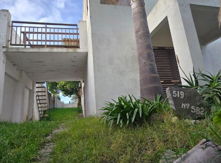 VENTA BUENA CASA CON PARRILLA Y COCHERA A CINCO CUADRAS DEL MAR EN QUEQUÉN 2