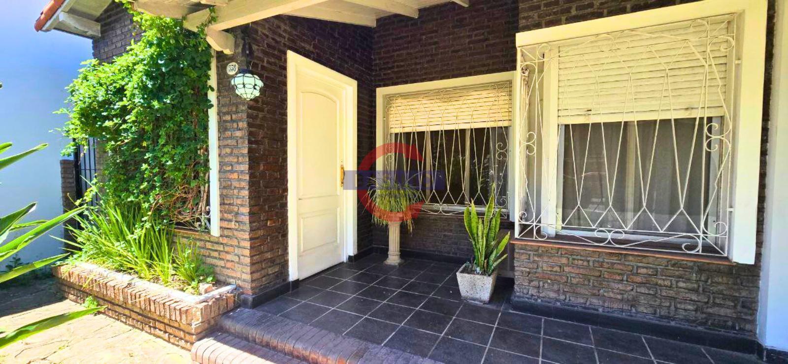 VENTA CASA 4 AMBIENTES CON JARDÍN, PILETA, QUINCHO Y COCHERA – MARTÍNEZ
