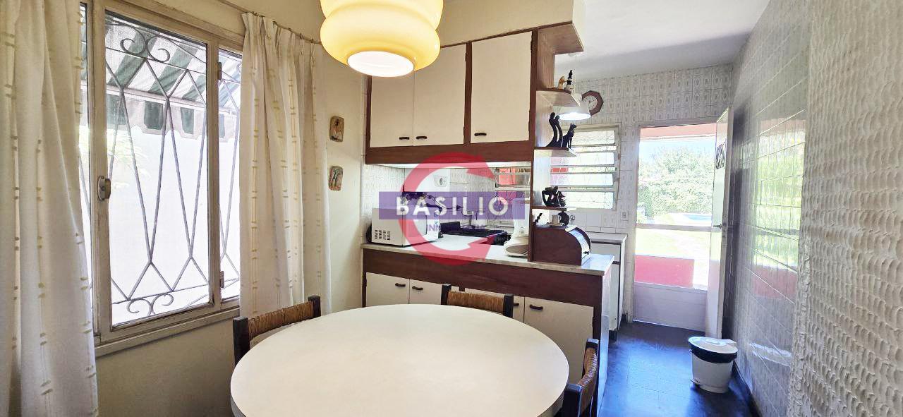 VENTA CASA 4 AMBIENTES CON JARDÍN, PILETA, QUINCHO Y COCHERA – MARTÍNEZ