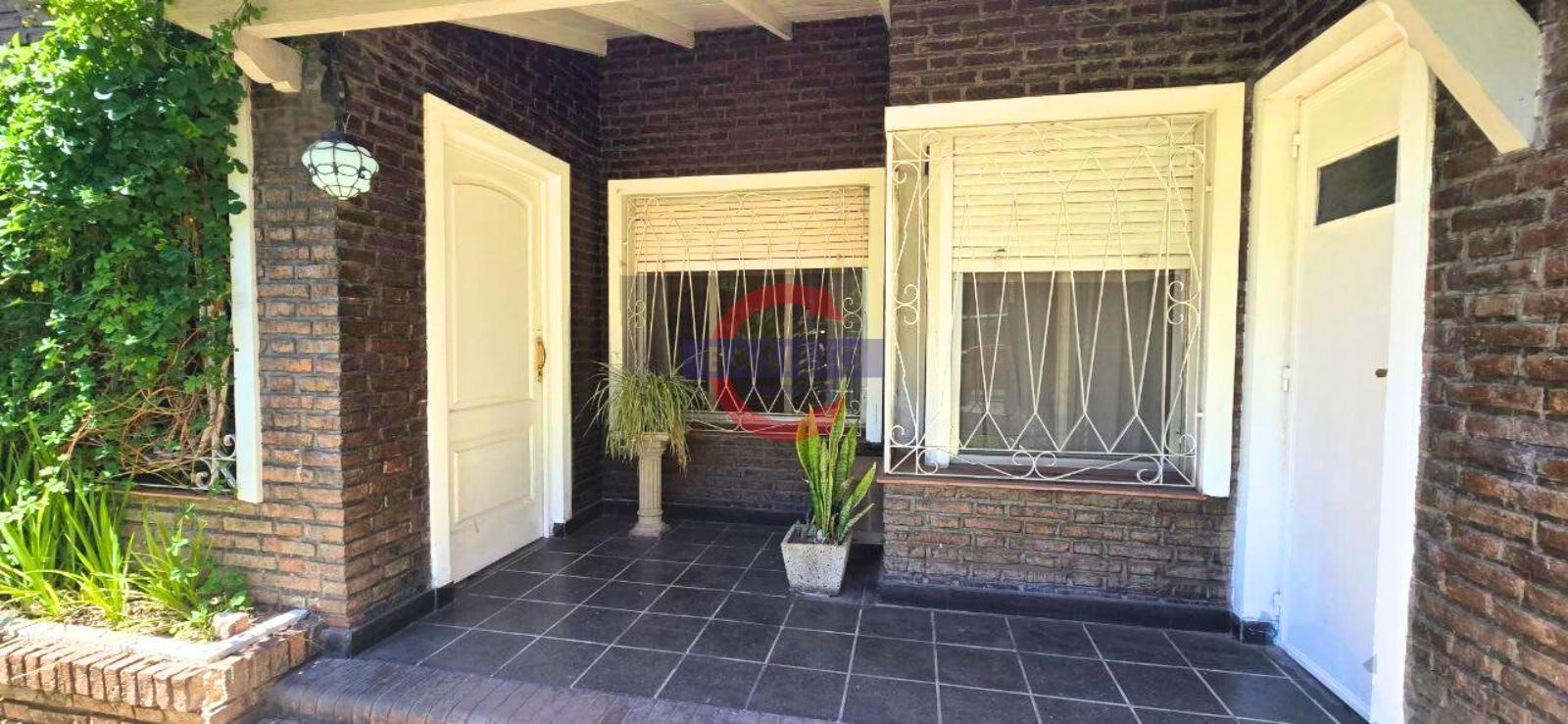 VENTA CASA 4 AMBIENTES CON JARDÍN, PILETA, QUINCHO Y COCHERA – MARTÍNEZ