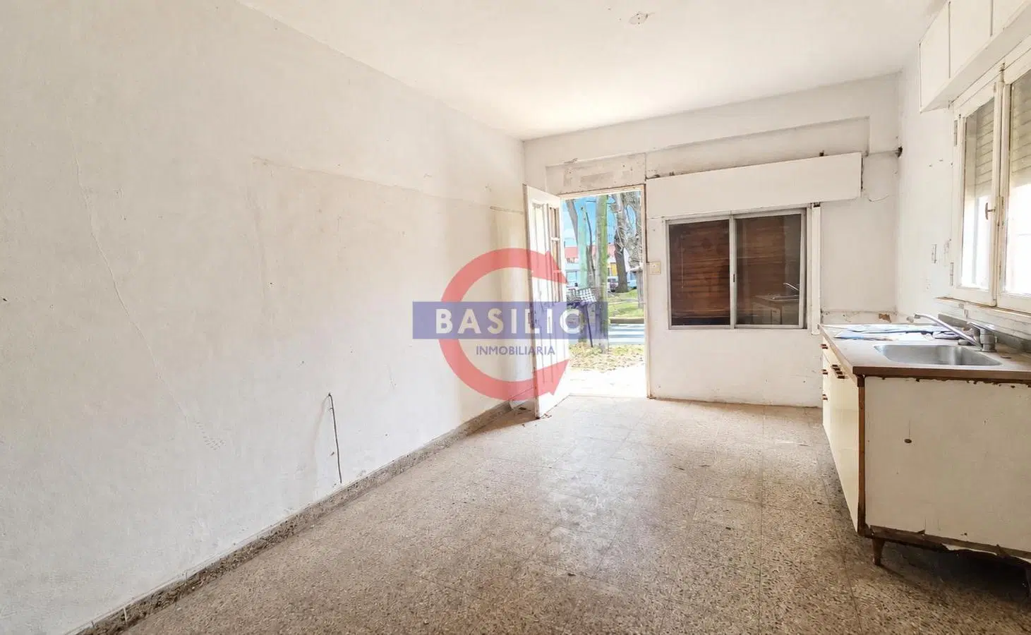 VENTA CASA DE 3 AMBIENTES CON PATIO Y PARRILLA EN CARAPACHAY 4