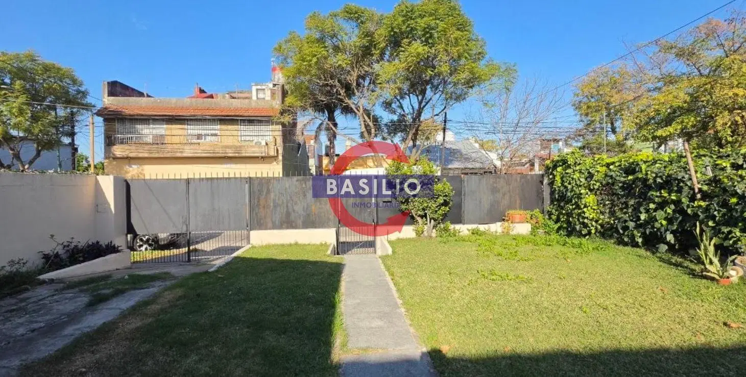 CASA EN VENTA EN LOTE PROPIO CON JARDÍN, COCHERA Y PARRILLA EN BOULOGNE 3