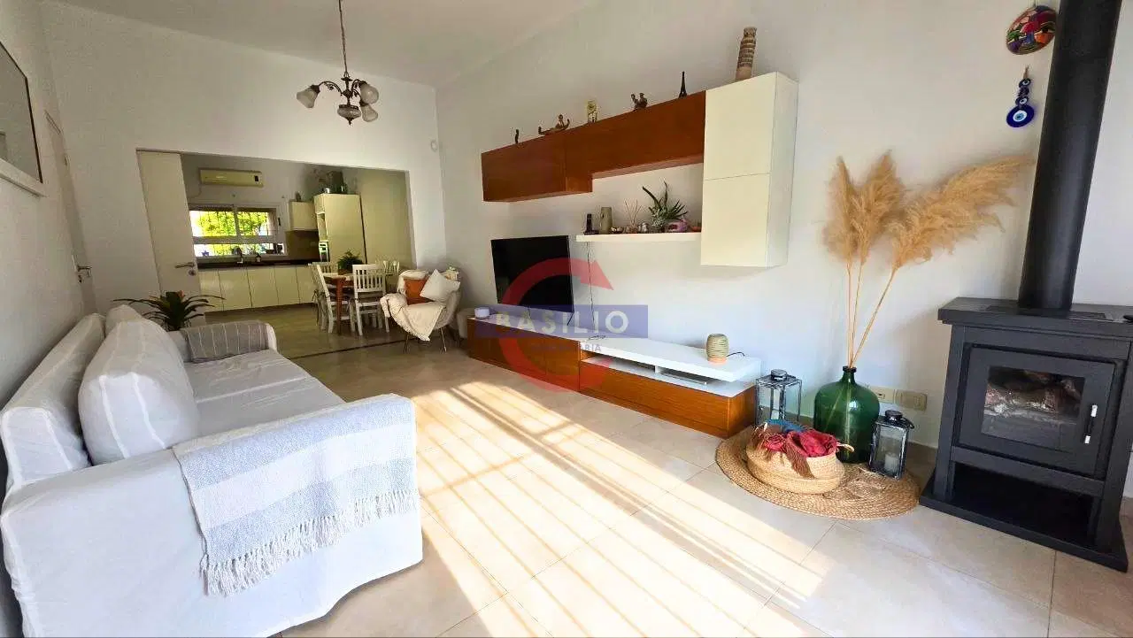 VENTA | CASA 3 AMBIENTES CON GARAGE, JARDÍN Y GALERÍA EN CARAPACHAY 2