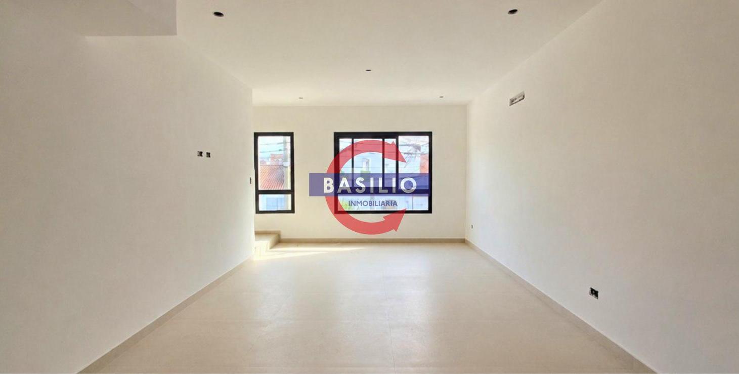Foto de VENTA IMPECABLE DÚPLEX A ESTRENAR CON COCHERA Y JARDÍN EN CARAPACHAY, imagen 2
