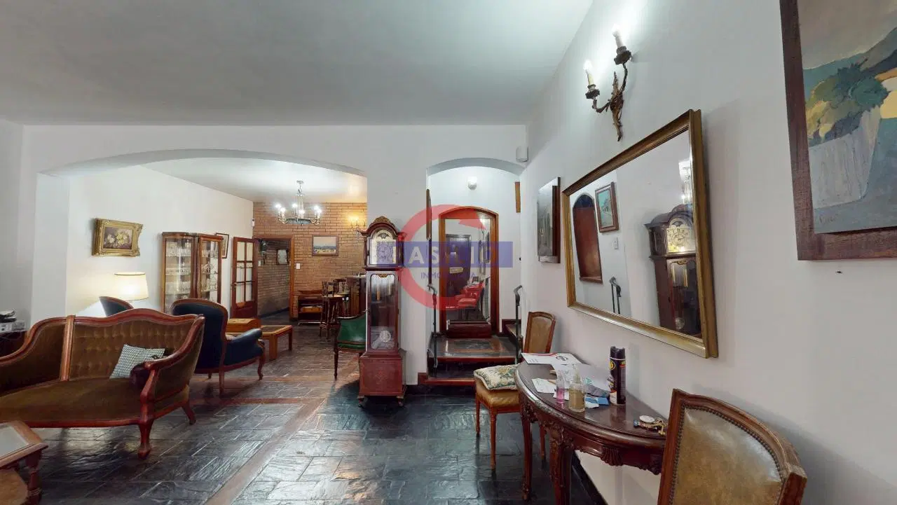 VENTA CASA 6 AMBIENTES EN LOTE PROPIO CON JARDÍN, GALERÍA Y COCHERA EN LA LUCILA 2