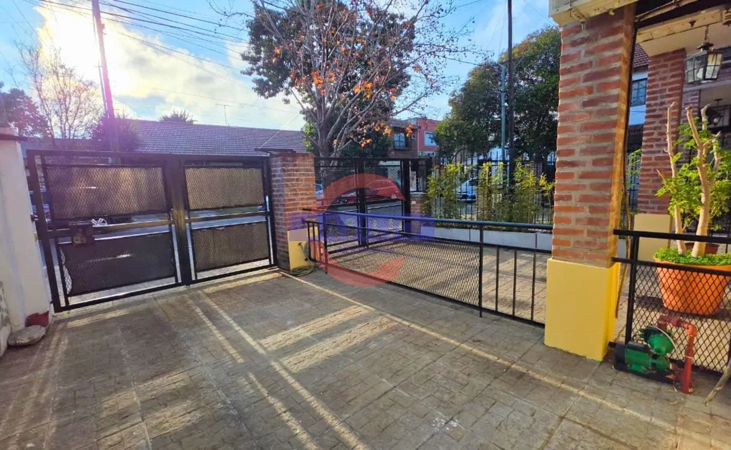 VENTA | DÚPLEX 4 AMBIENTES CON PLAYROOM, COCHERA Y PATIO EN CARAPACHAY 2