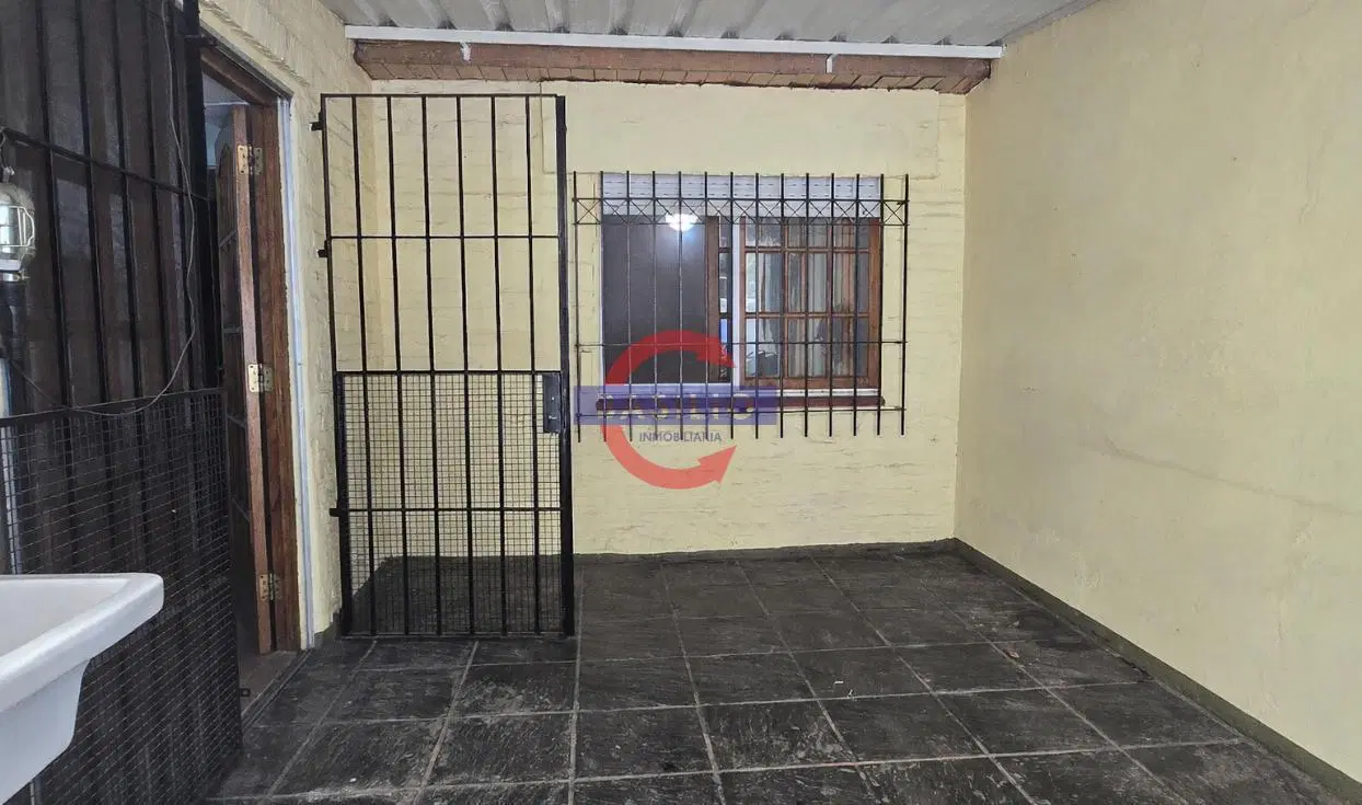 PH EN PLANTA BAJA TIPO CHALET, 4 AMBIENTES CON COCHERA Y JARDÍN, A 1 CUADRA DE AV. DE MAYO 3