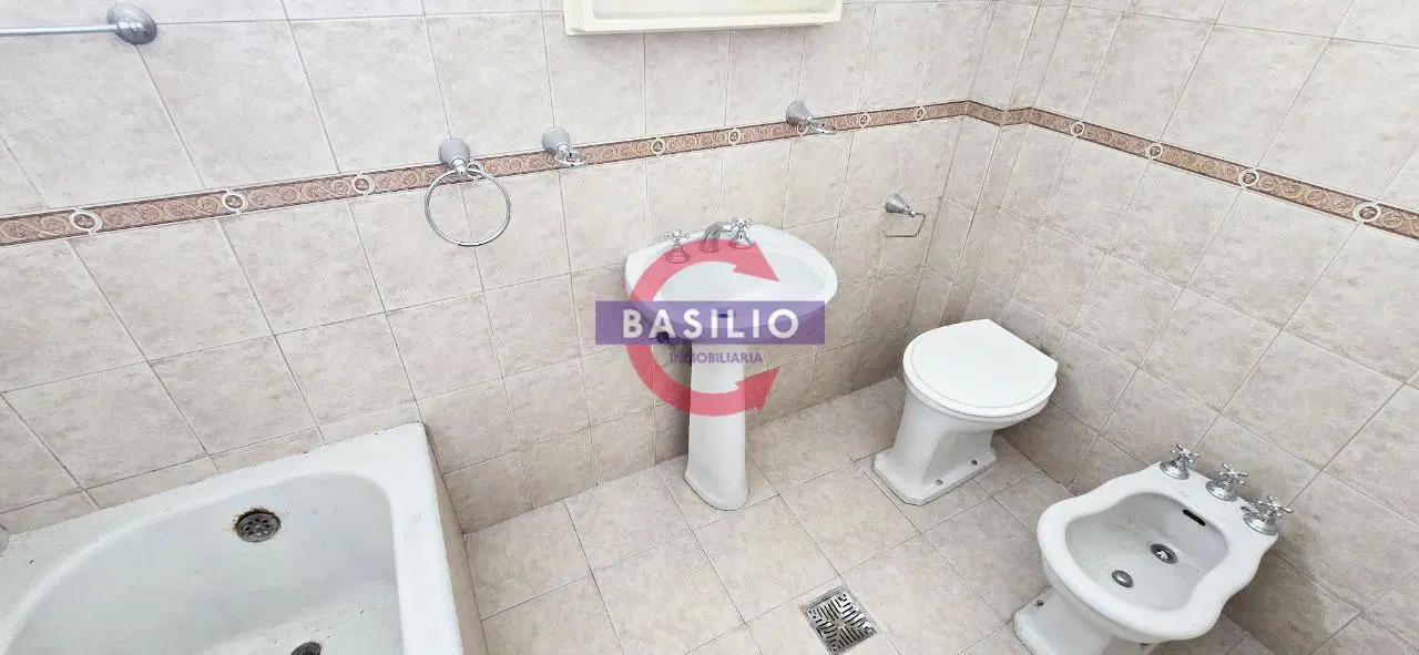 VENTA | CASA MULTIFAMILIAR CON GRAN FONDO Y COCHERA PASANTE – CARAPACHAY 8