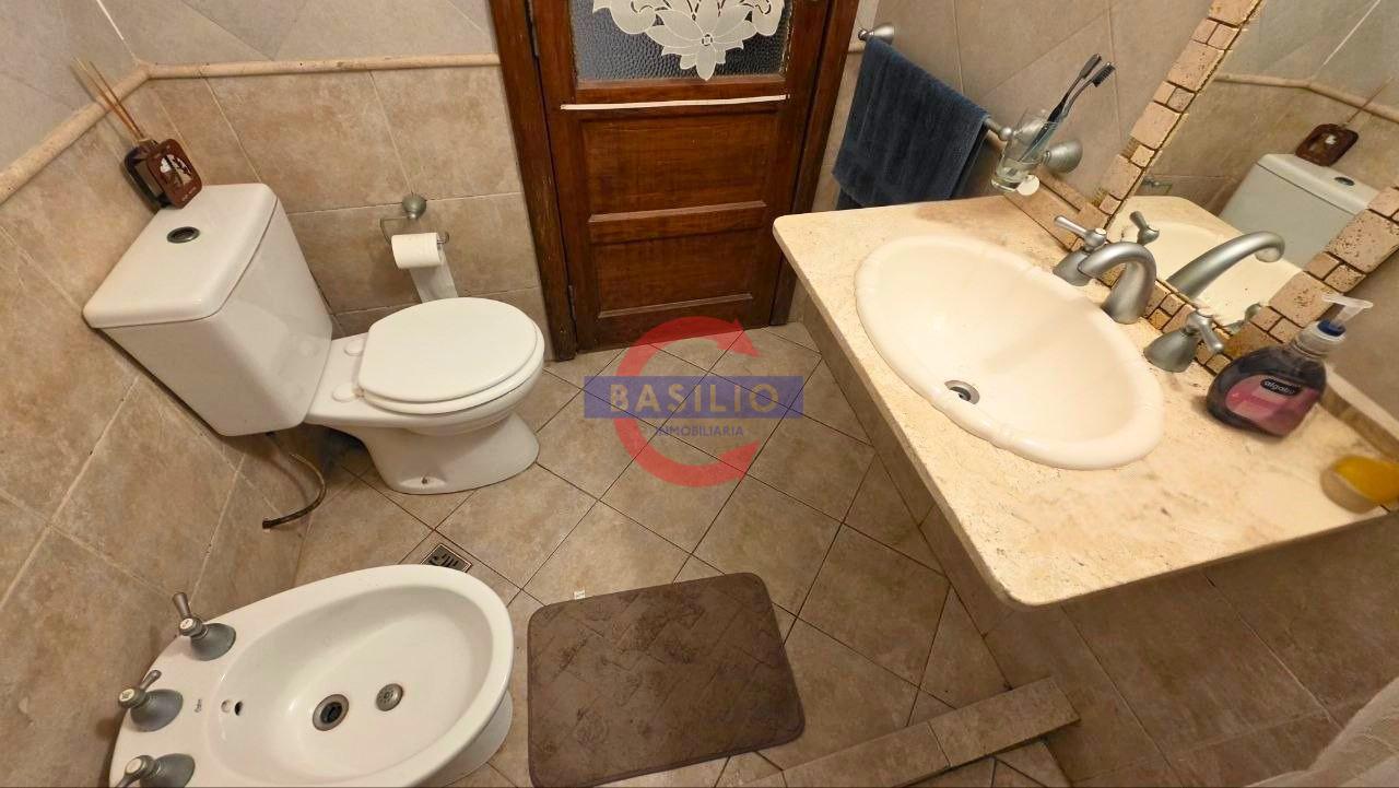 Foto de CASA MULTIFAMILIAR DE 2 PLANTAS CON JARDÍN Y COCHERA PASANTE, imagen 2