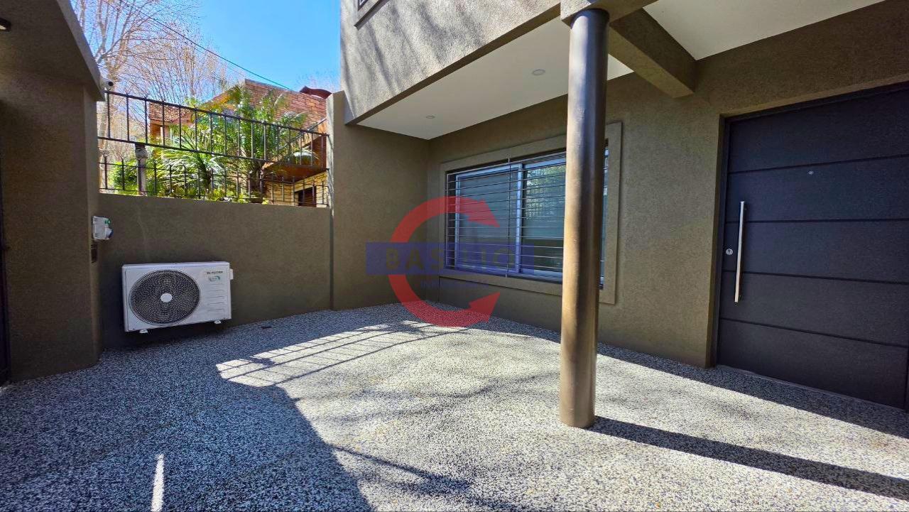 Foto de VENTA | CASA DE 6 AMBIENTES CON PILETA Y QUINCHO – PARQUE CISNEROS, imagen 3