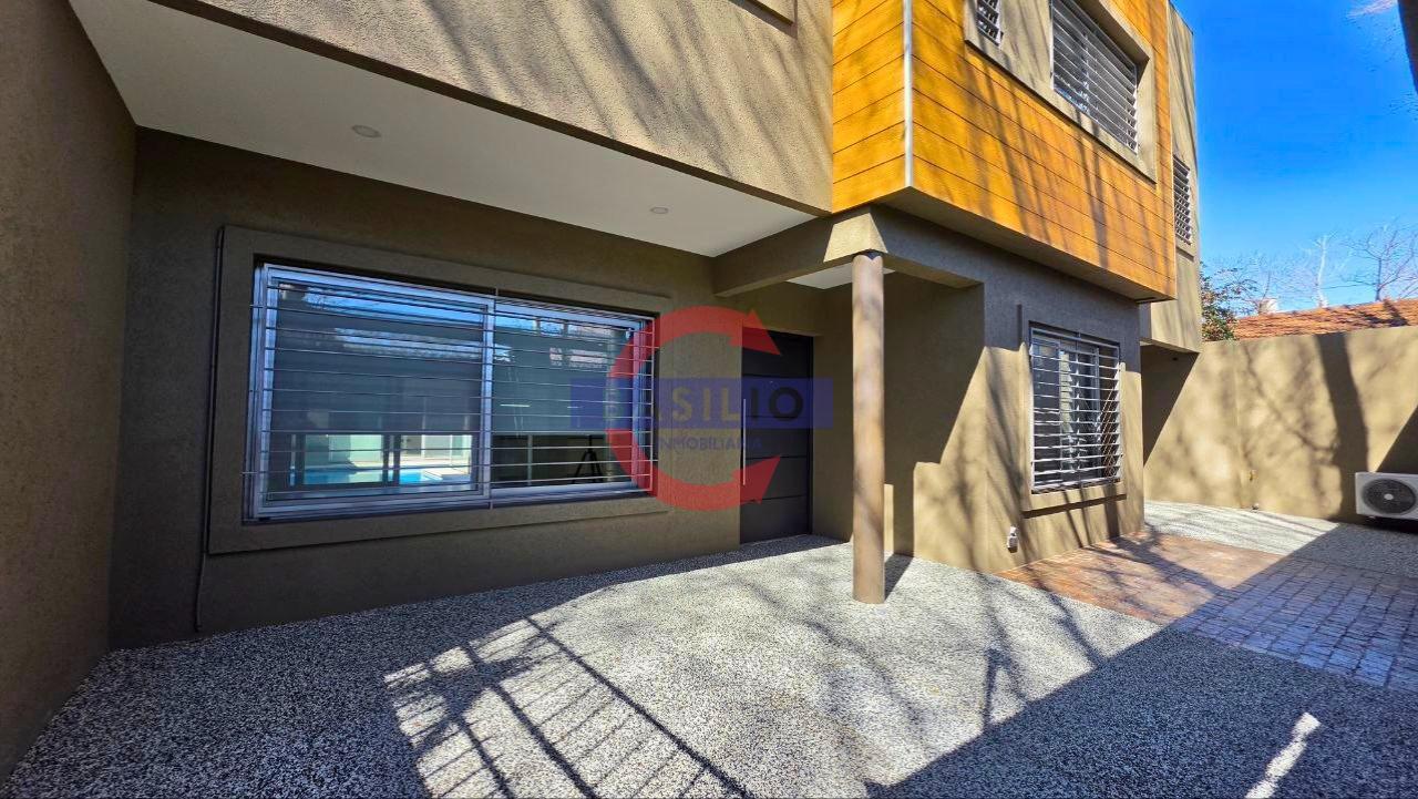 Foto de VENTA | CASA DE 6 AMBIENTES CON PILETA Y QUINCHO – PARQUE CISNEROS, imagen 1