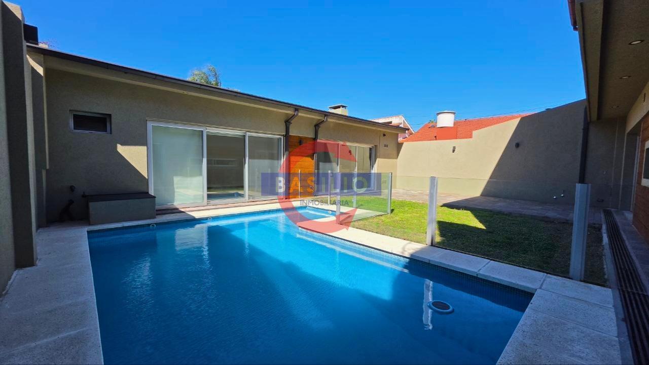 Foto de VENTA | CASA DE 6 AMBIENTES CON PILETA Y QUINCHO – PARQUE CISNEROS, imagen 2