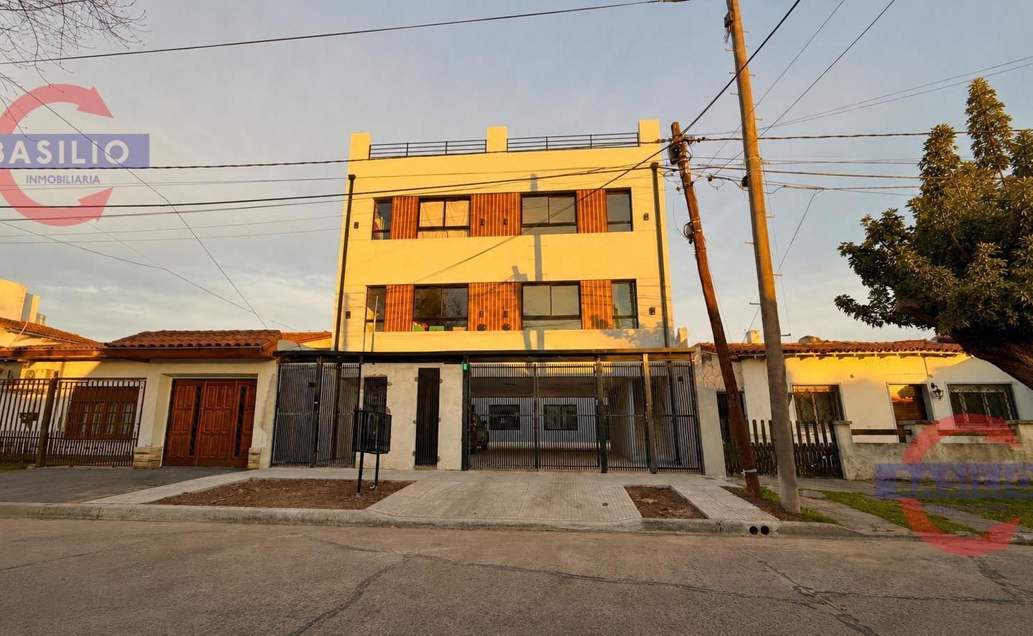 Foto de VENTA IMPECABLE DÚPLEX A ESTRENAR CON COCHERA Y JARDÍN EN CARAPACHAY, imagen 2