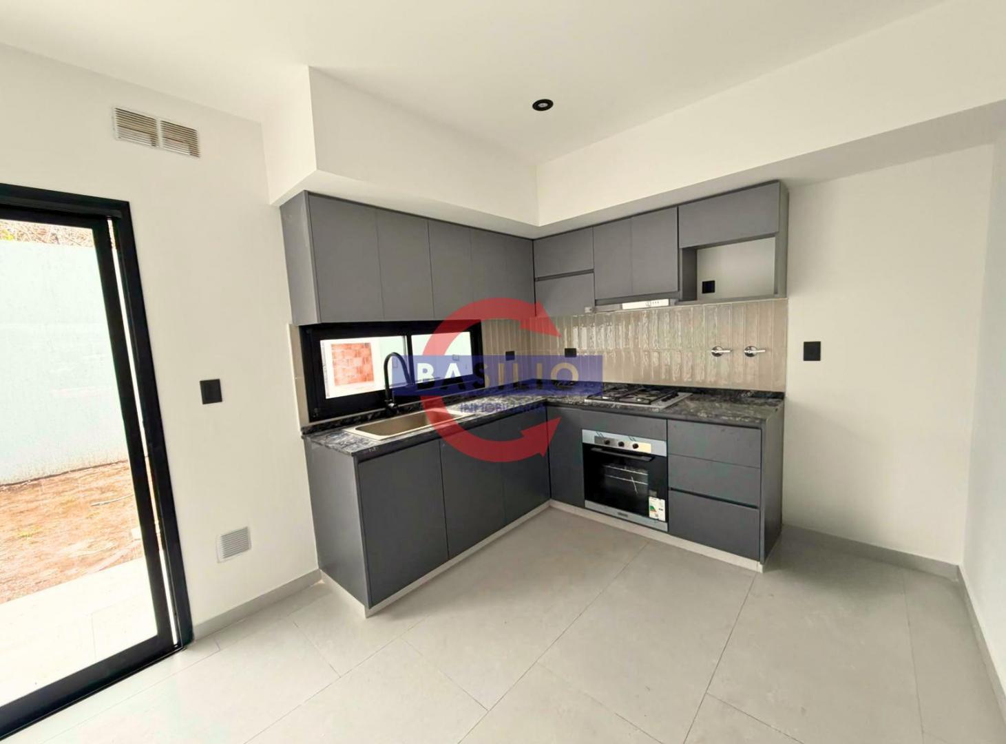 Foto de VENTA IMPECABLE DÚPLEX A ESTRENAR CON COCHERA Y JARDÍN EN CARAPACHAY, imagen 3