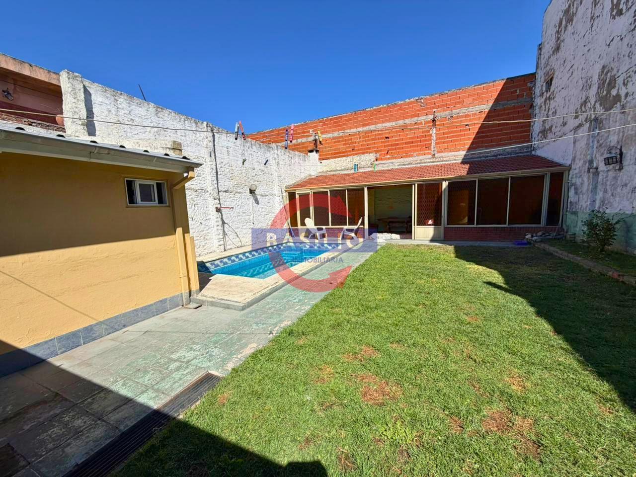 Foto de VENTA | CASA 4 AMBIENTES EN LOTE PROPIO CON JARDÍN Y PILETA – VILLA, imagen 2