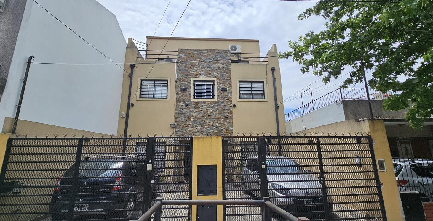 Foto de VENTA DÚPLEX 5 AMBIENTES CON JARDÍN, PLAYROOM Y TERRAZA– CARAPACHAY, imagen 2
