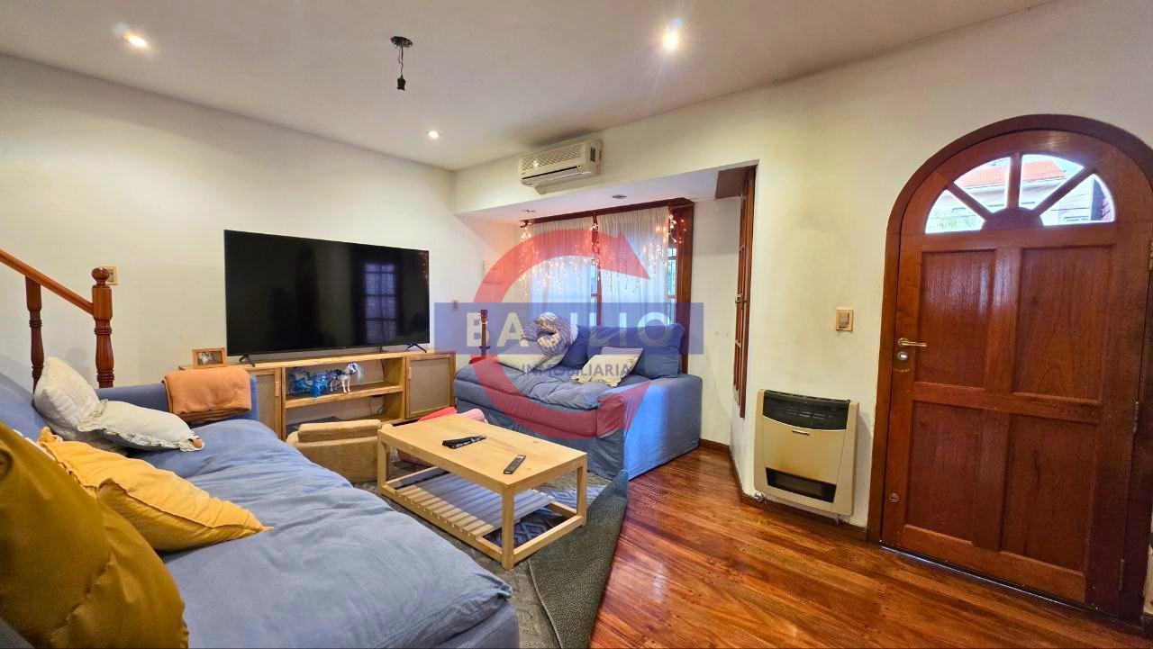 Foto de 2 DÚPLEX DE 3 AMBIENTES MONOAMBIENTE COCHERAS EN VENTA PARQUE CISNEROS, imagen 1