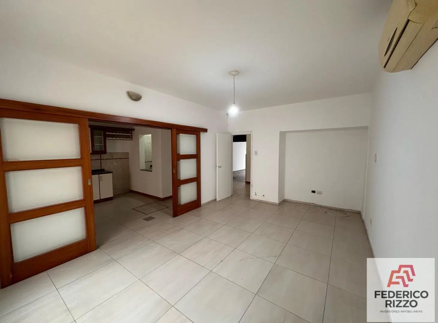 Casa en venta sobre Los Granaderos! 4 dormitorios + patio + local activo con renta 1