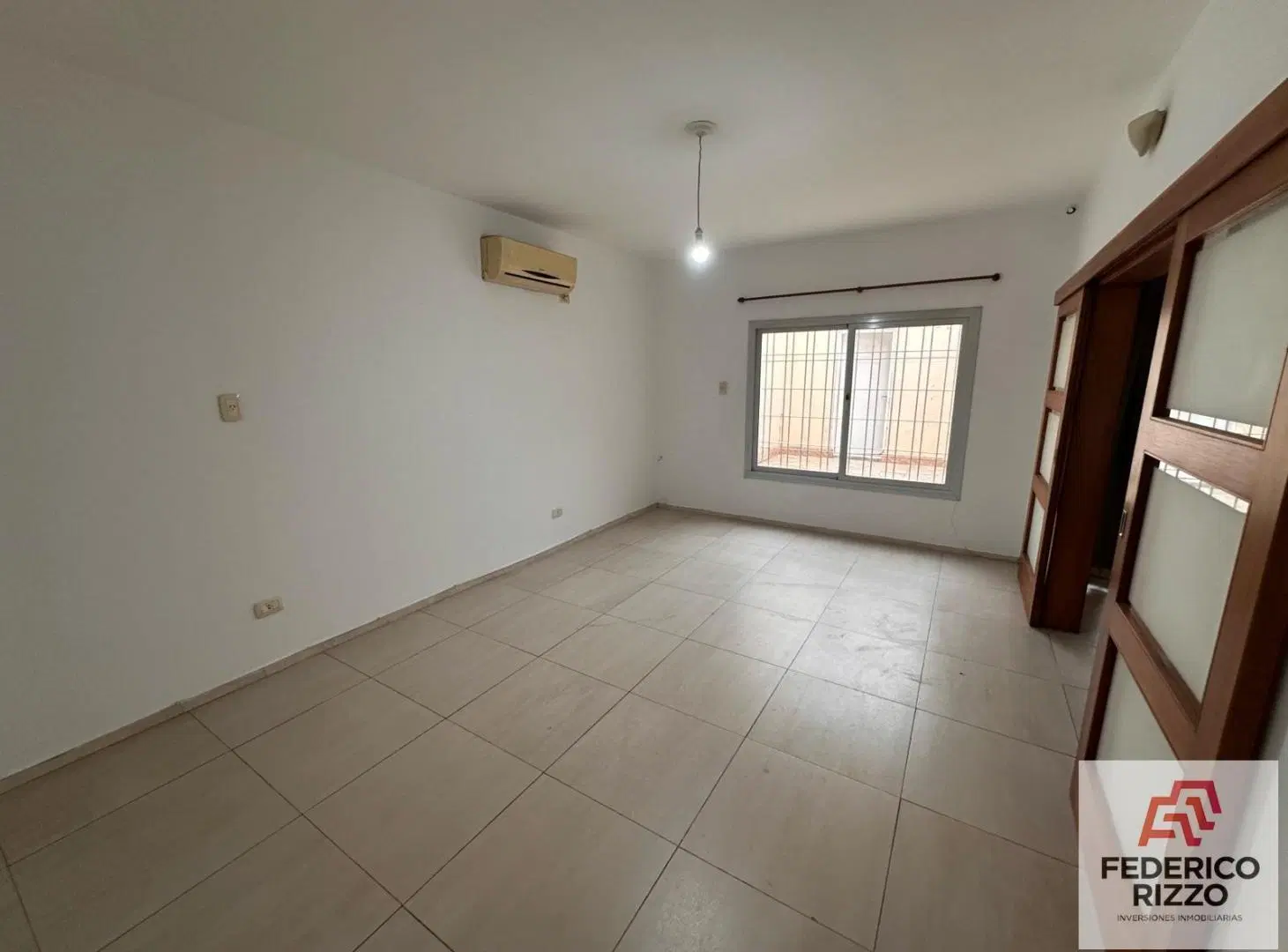 Casa en venta sobre Los Granaderos! 4 dormitorios + patio + local activo con renta 2