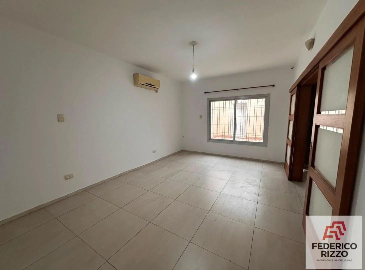 Casa en venta sobre Los Granaderos! 4 dormitorios + patio + local activo con renta 3