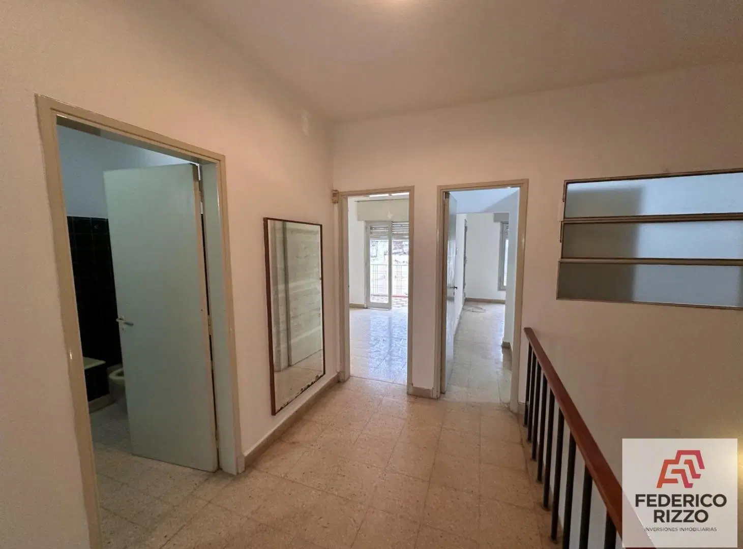 Casa en venta sobre Los Granaderos! 4 dormitorios + patio + local activo con renta 8