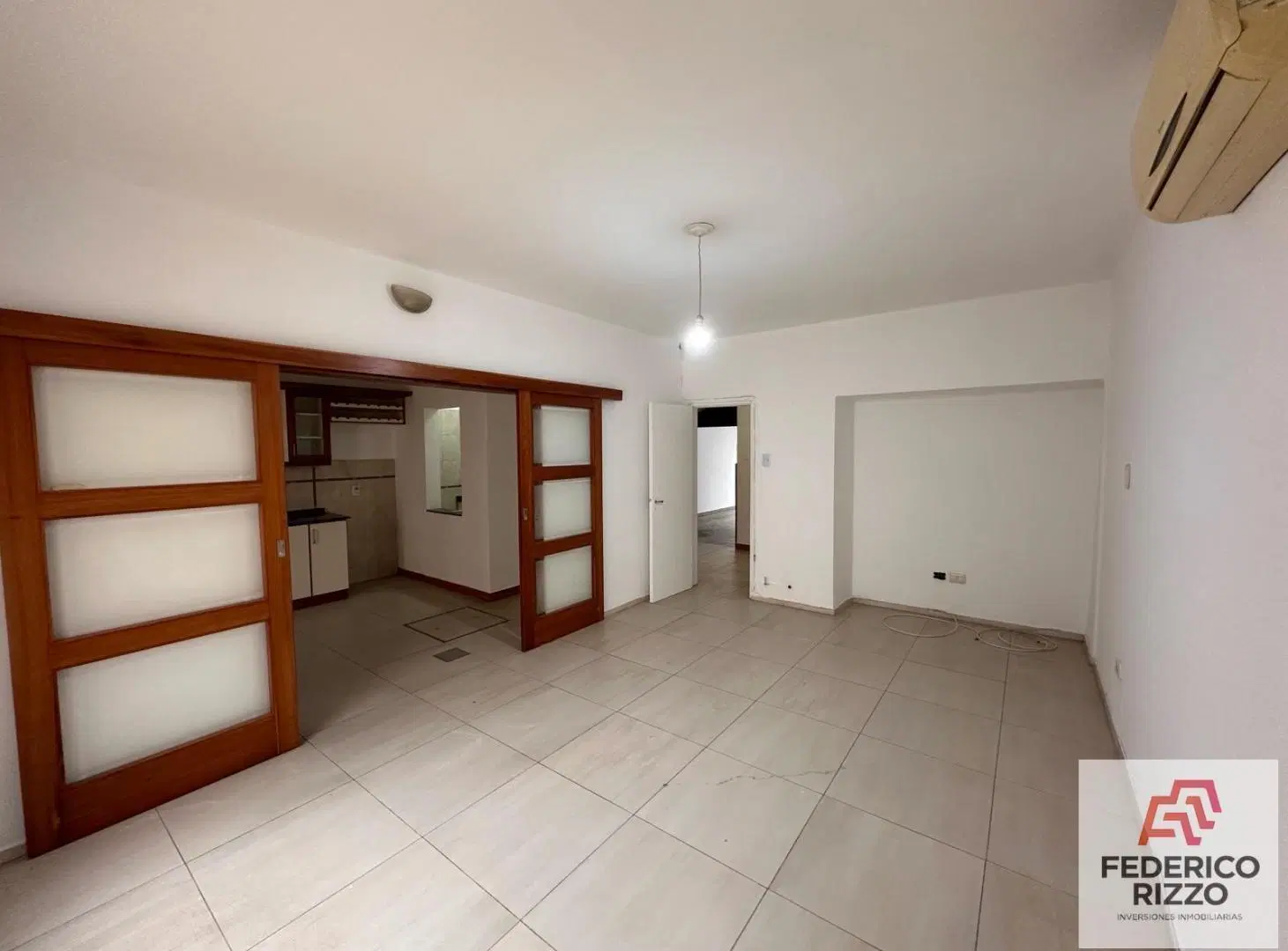 Casa en venta sobre Los Granaderos! 4 dormitorios + patio + local activo con renta 4