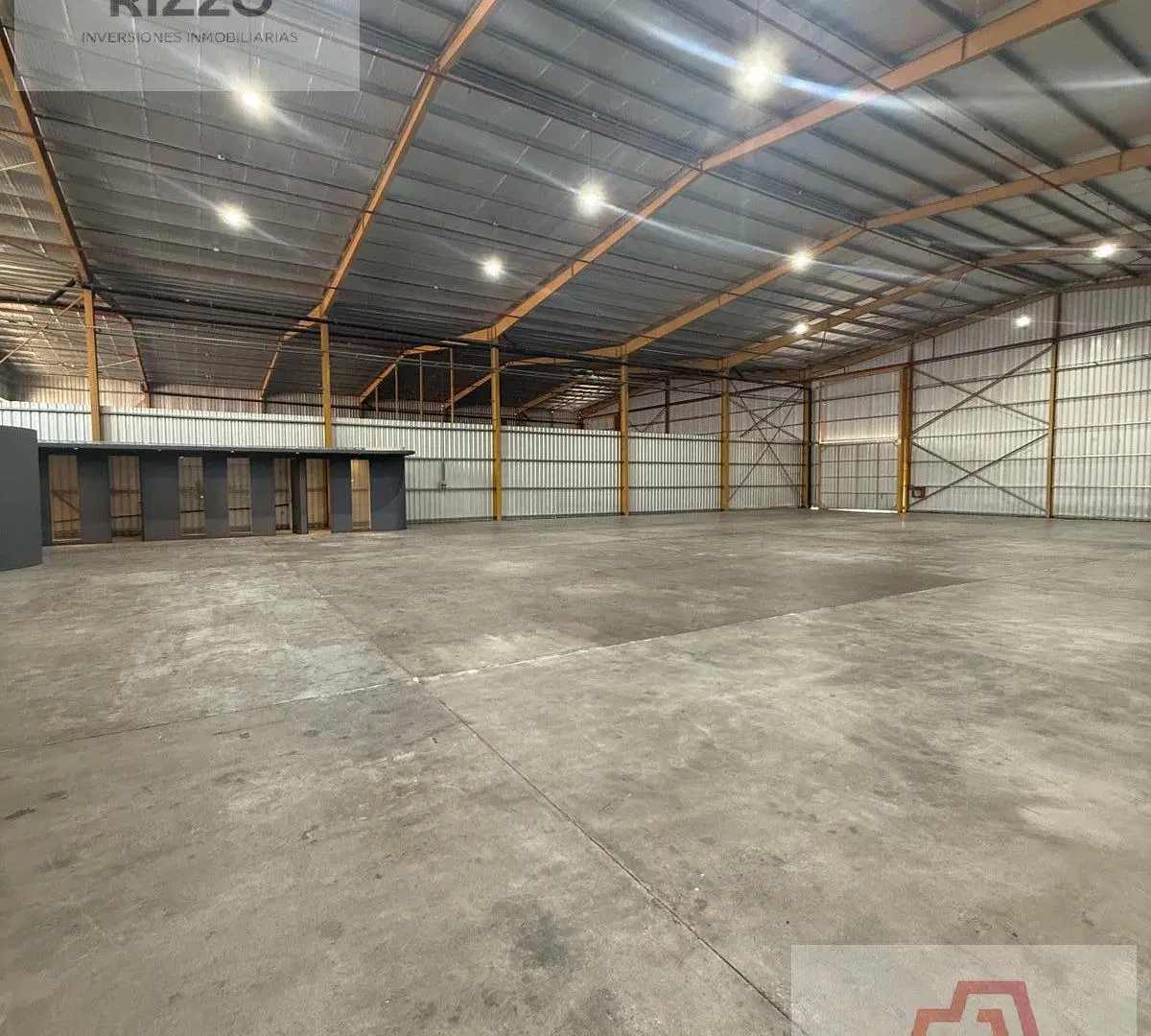 DEPÓSITO EN ALQUILER DE 500 A 2.500 m² CON OFICINAS ZONA FABRIL INTERFÁBRICA, B° FERREYRA 1