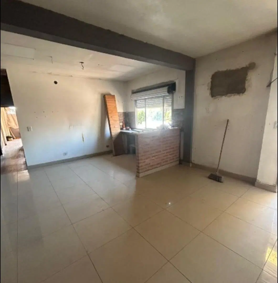 Casa con galpon en y departamento en venta Paso del Rey 1