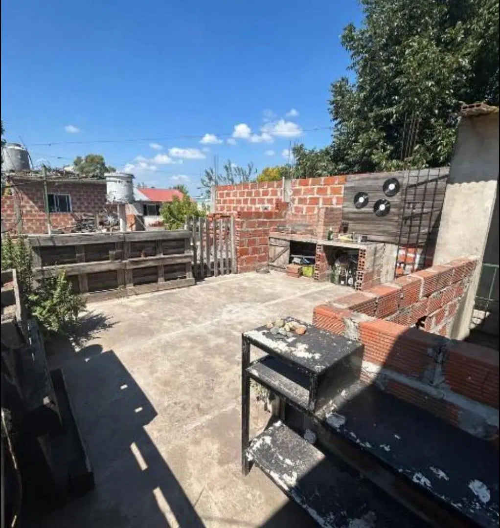 Casa con galpon en y departamento en venta Paso del Rey 3