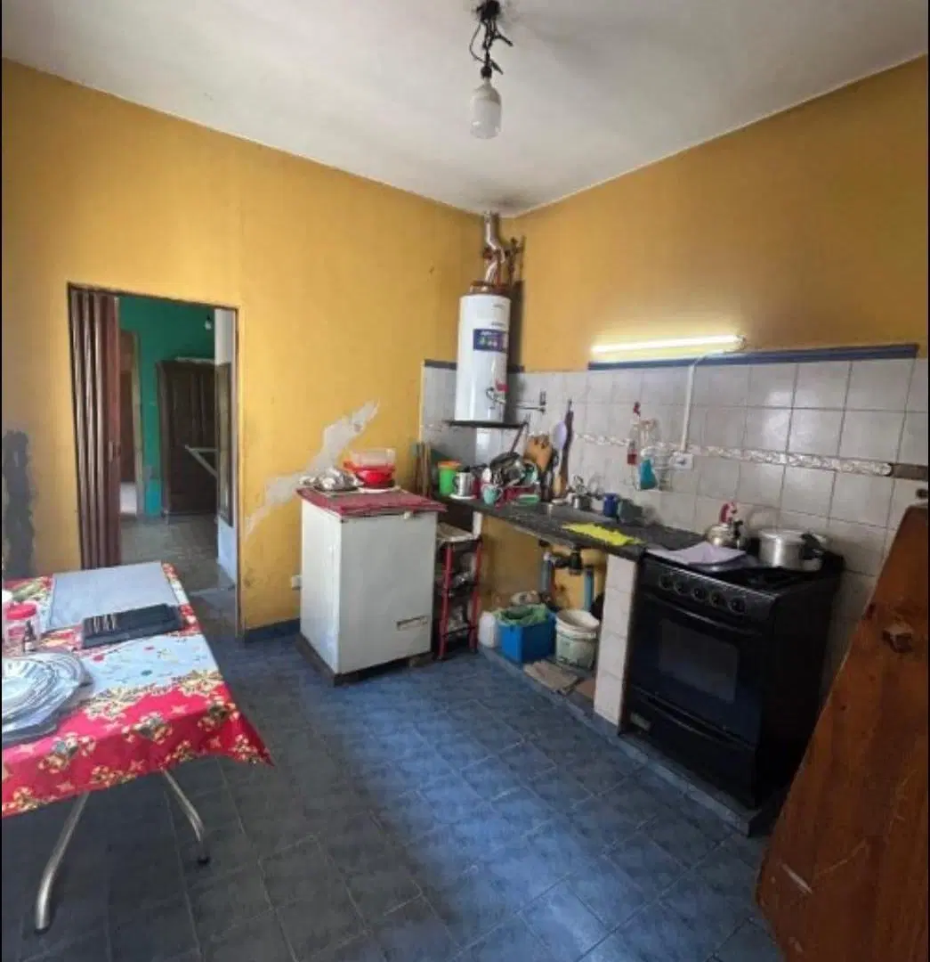 Casa con galpon en y departamento en venta Paso del Rey 5