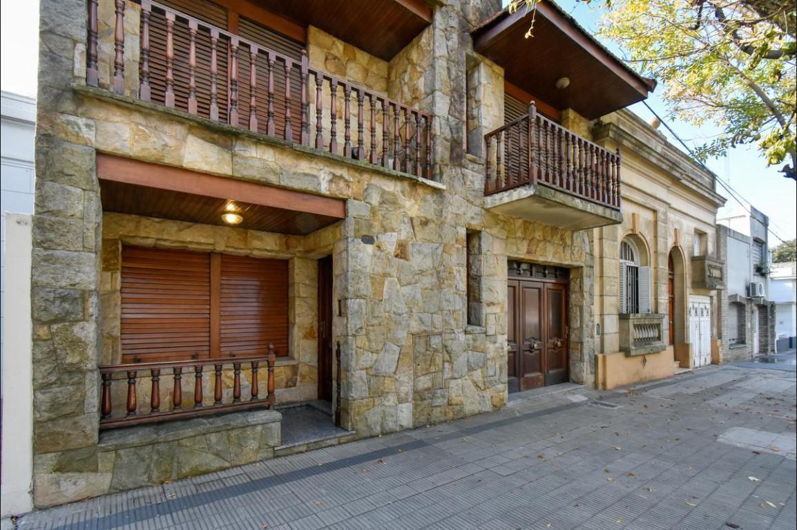 CASA APTA BANCO EN VENTA 4 DORMITORIOS Y COCHERA - LA PLATA